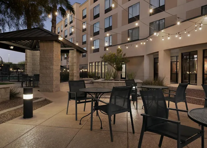 Courtyard Phoenix North / Happy Valley